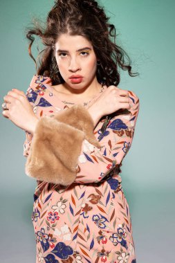 Kahverengi saçlı genç kadın yeşilde izole edilmiş.