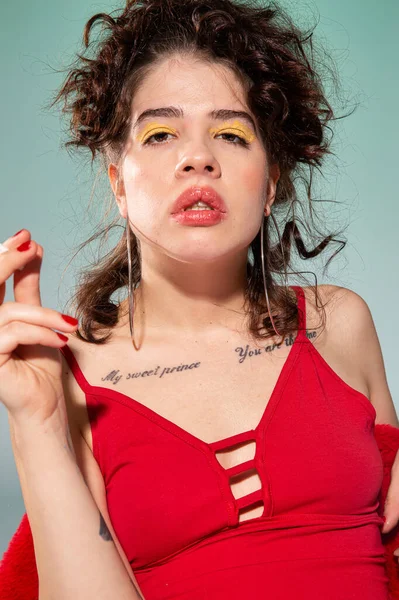 Yeşil üzerine izole edilmiş mayo giymiş beyaz bir manken.