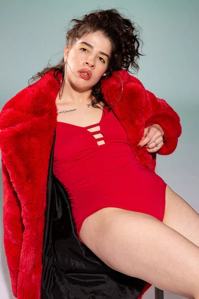 Kırmızılı, yeşil elbiseli kızın portresi.