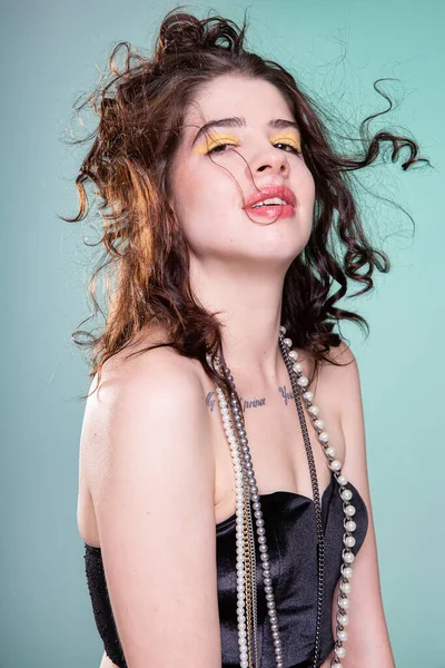 紫に隔離された茶色の髪を持つスタイリッシュな非公式の若い女性の肖像画 — ストック写真