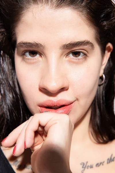Dunkle Haare Kaukasischen Mädchen Gesicht Nahaufnahme Porträt — Stockfoto