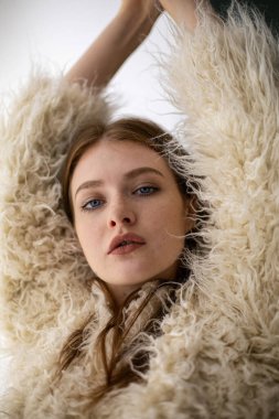 Kahverengi saçlı beyaz manken kız.