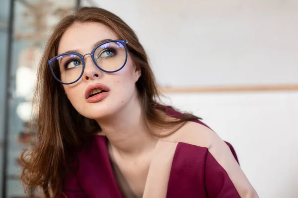 Chica Ropa Púrpura Con Retrato Gafas — Foto de Stock