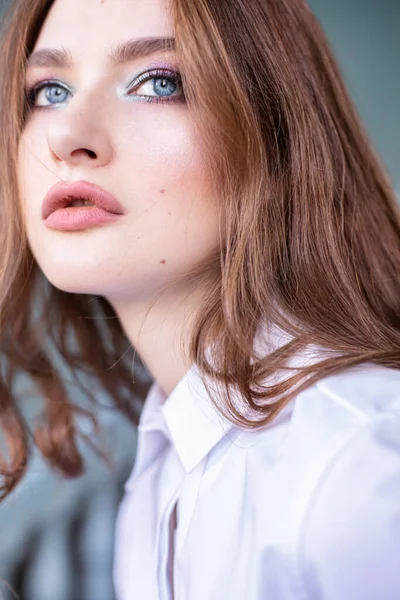 Jeune Femme Européenne Cheveux Bruns Gros Portrait — Photo