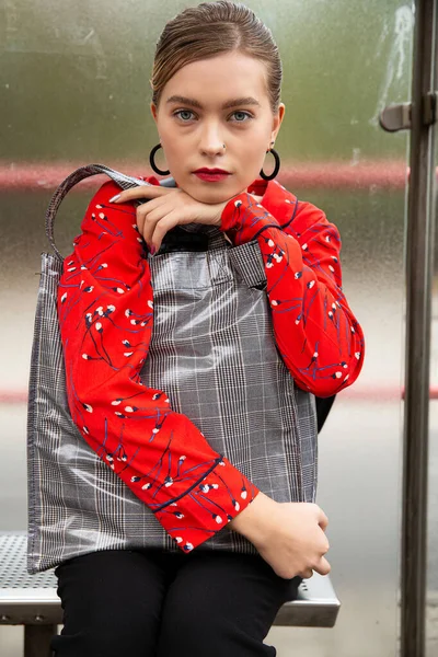 Portret Van Een Meisje Rood Shirt Zittend Met Raam Achter — Stockfoto