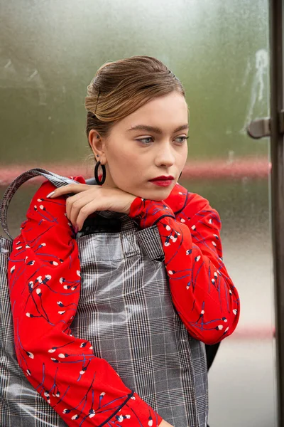 Young Model Girl Bag Window — Stock Photo, Image