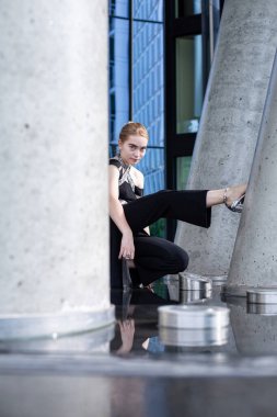 Şehir modası Avrupalı beyaz kız şehir inşaatı geçmişi olan