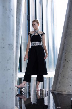 Şehir geçmişine sahip genç beyaz model kız