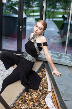 Sarışın Avrupalı beyaz kız şehir şeridinde oturuyor