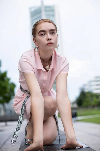 Junges Mädchen Mit Blonden Haaren Sitzt Der Stadt — Stockfoto
