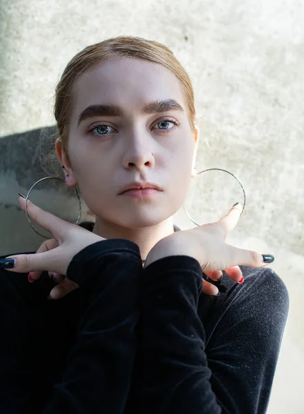 Europeisk Flicka Med Blont Hår Porträtt Med Handen Nära Ansiktet — Stockfoto