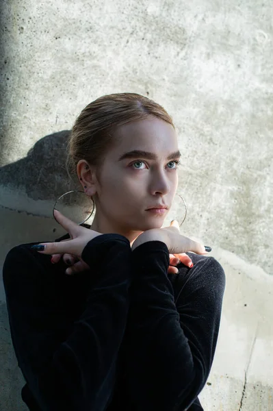 Menina Europeia Com Retrato Cabelo Loiro Com Mão Perto Rosto — Fotografia de Stock