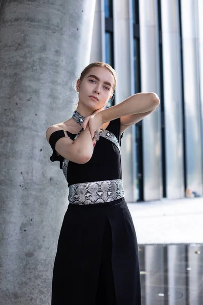 Young White Model Standing City Building Background Black — Stock Photo, Image