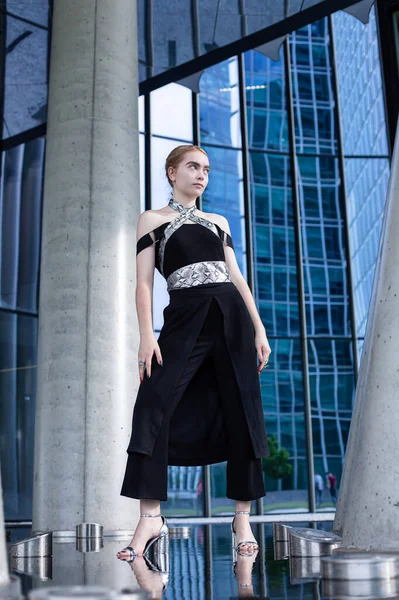 Şehir modası Avrupalı beyaz kadın şehir inşaatı geçmişi ile ayakta duruyor