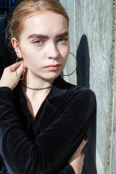 Seriös Ung Kvinna Med Blont Hår Porträtt Nära Grå Vägg — Stockfoto