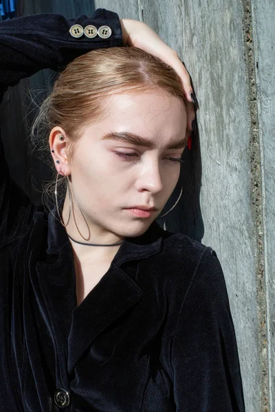 White European Girl Eyes Closed Hand Head — Stock Photo, Image