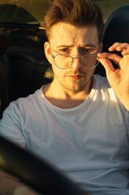 Arabada genç beyaz Avrupalı çocuk portresi