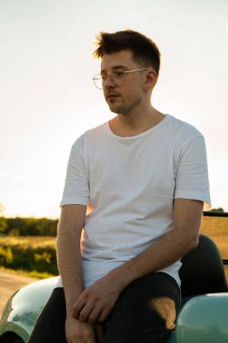 Dışarıda genç beyaz Avrupalı model çocuk portresi