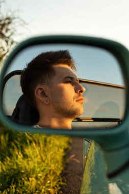 Aynadan yansıyan beyaz Avrupalı model çocuk