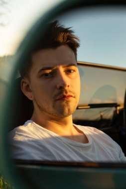 Aynadan yansıyan beyaz Avrupalı model çocuk