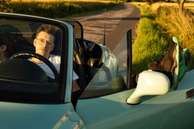 Araba sürücüsünde oturan beyaz Avrupalı model çocuk.