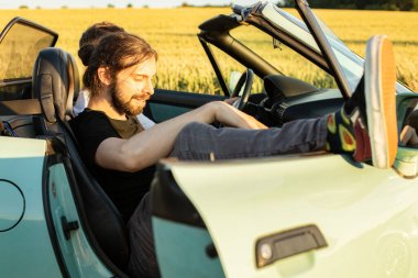 Beyaz Avrupalı modeller arabadaki erkekler