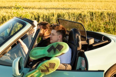 Beyaz mankenler. Arabada oturan adamlar.