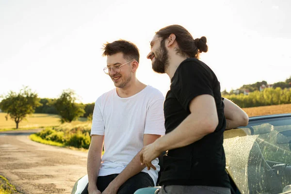 Sonriente Europeo Jóvenes Blancos Camisetas Fuera —  Fotos de Stock