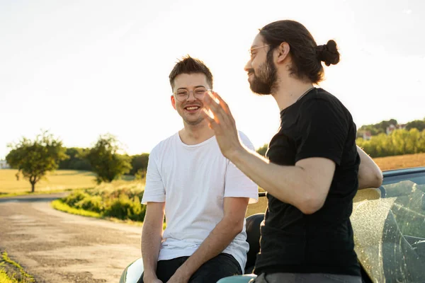 Hombres Blancos Jóvenes Europeos Camisetas Hablando Afuera —  Fotos de Stock