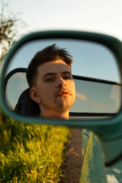 鏡の中の反射の外に白い若いヨーロッパのモデルの男の子 — ストック写真