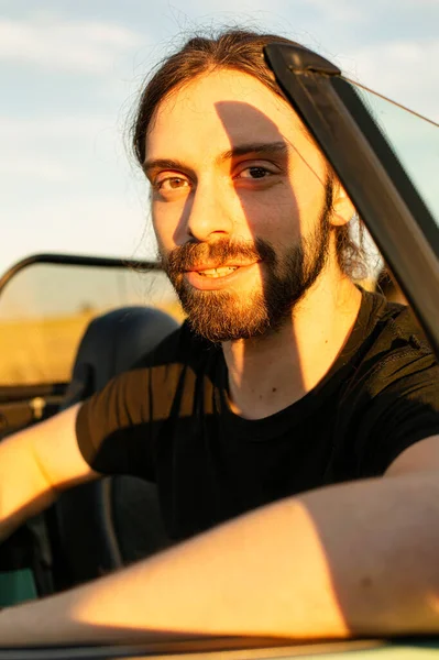 車の中で暗い髪の肖像画を持つ白いヨーロッパの男 — ストック写真