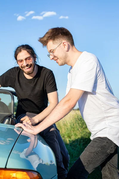 Modelos Europeos Blancos Sonriendo Afuera Empujando Coche —  Fotos de Stock