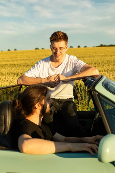 Modelos Europeos Blancos Sonriendo Coche Dos Hombres —  Fotos de Stock