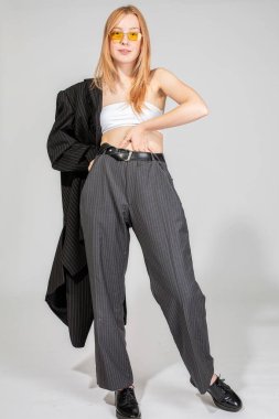 Beyaz takım elbiseli beyaz kadın.