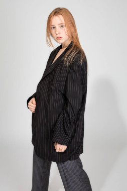 Beyaz ceketli Avrupalı genç bir kadın