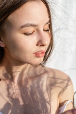 Beyaz kız model portresi