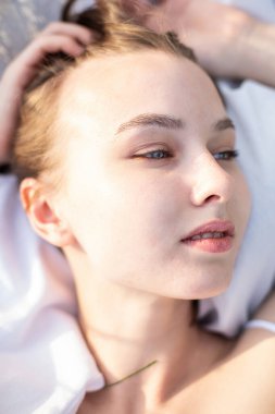 Beyaz kadın model portresi