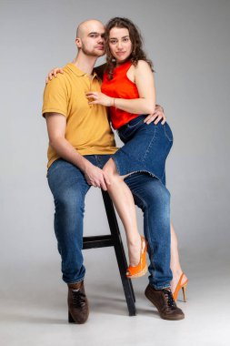 Gri bir kız tarafından izole edilmiş beyaz Avrupalı genç insanlar bir adama sarılıyor.