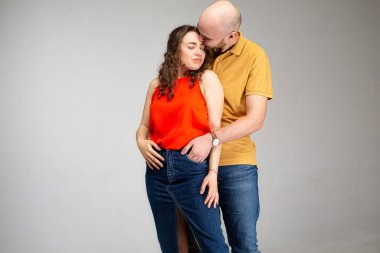 Gri üzerinde yalnız duran beyaz Avrupalı genç çift