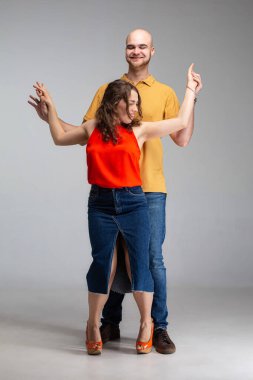 Gri üzerinde izole edilmiş beyaz Avrupalı gençler