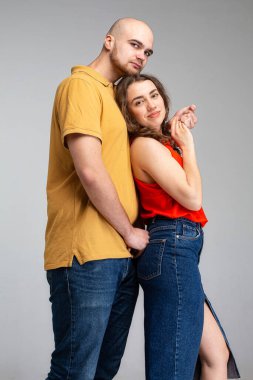 Gri üzerinde tek başına duran beyaz Avrupalı gençler