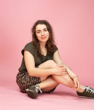 Pembe etekli beyaz kadın.