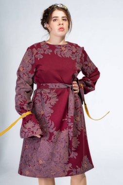 Kestane rengi, sarı kemerli, açık gri elbiseli, Avrupalı beyaz kadın.