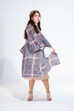 Açık gri üzerinde izole edilmiş korkmuş Avrupalı genç model kız