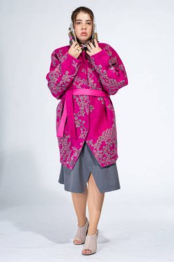 Açık gri pembeli genç Avrupalı kadın.