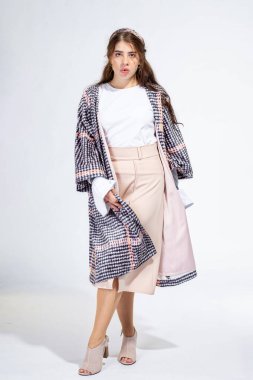 Dolgun dudaklı, açık gri tenli genç bir kız.