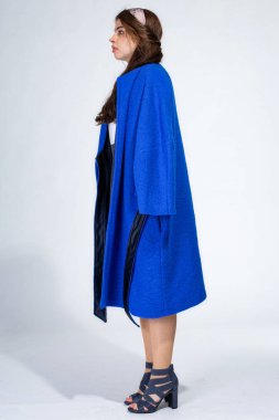 Açık gri üzerinde mavi ceketli genç Avrupalı kadın