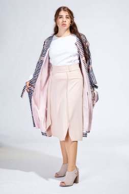 Dolgun dudaklı, açık gri tenli genç bir kadın.