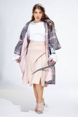 Dolgun dudaklı, açık gri tenli genç bir kız.