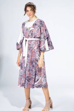 Açık gri üzerinde tek başına duran beyaz Avrupalı kız